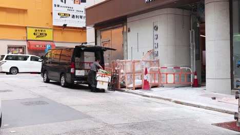 trabajadores descargando mercancías de una furgoneta