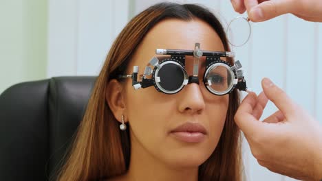 consulta con un oftalmólogo. equipo médico. coreometría. examen de un ophthalmologist profesional