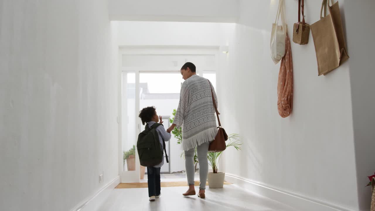 집 에서 여가 시간 을 즐기는 가족
