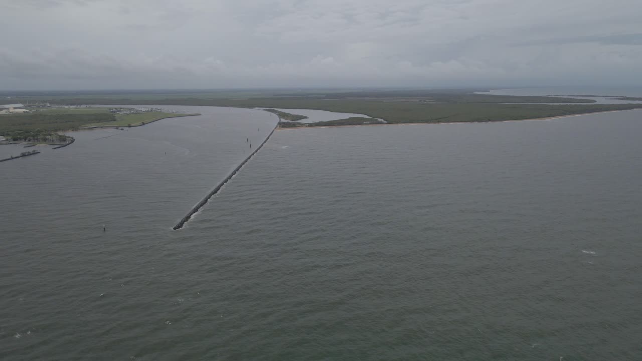 Pemecah gelombang di Sungai Burnett dengan Taman Konservasi Pulau Barubbra - Burnett Heads, Queensland, Australia