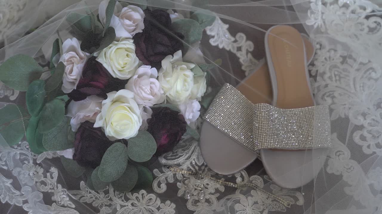 웨딩 드레스에 포즈 디자이너 신부의 세부 사항