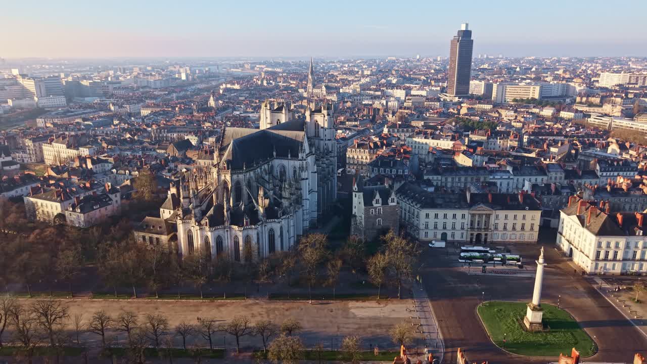 Ripresa aerea che rivela la Cattedrale di Nantes, Saint Pierre e Saint Paul, Place Maréchal Foch e il paesaggio urbano. Tour de Bretagne sullo sfondo