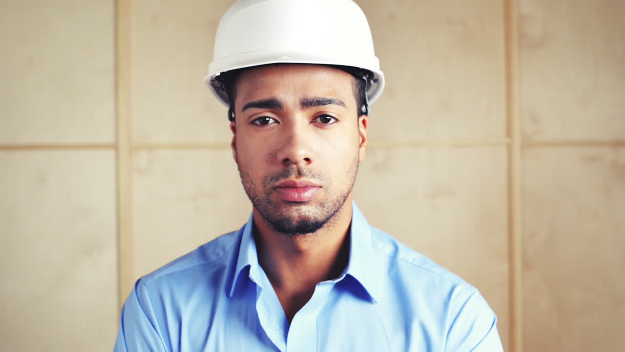 retrato de ingeniero serio en el sitio de construcción