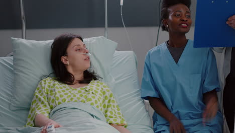paciente sentado en la cama mientras asiste con la piel negra examinando el síntoma de la enfermedad