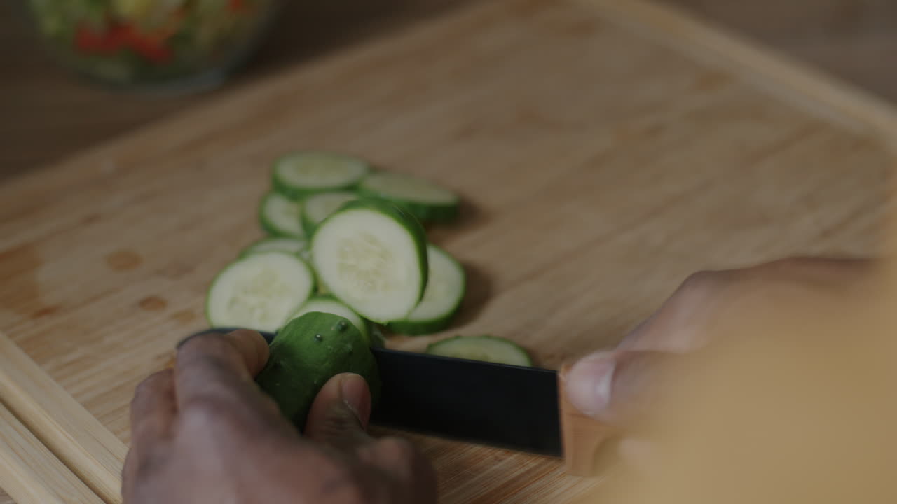 나무 의 절단판 에 호박 을 잘라내는 것