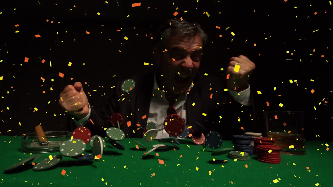el ganador del casino sentado en la mesa del casino mientras las fichas y los confeti caen sobre la mesa en cámara lenta