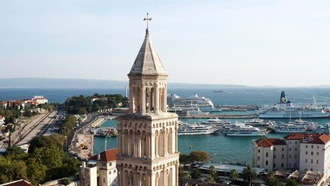 Vista-Aérea-Del-Campanario-De-La-Catedral-De-San-Domnio-Con-Vistas-Al-Crucero-En-El-Puerto-De-Split,-Croacia