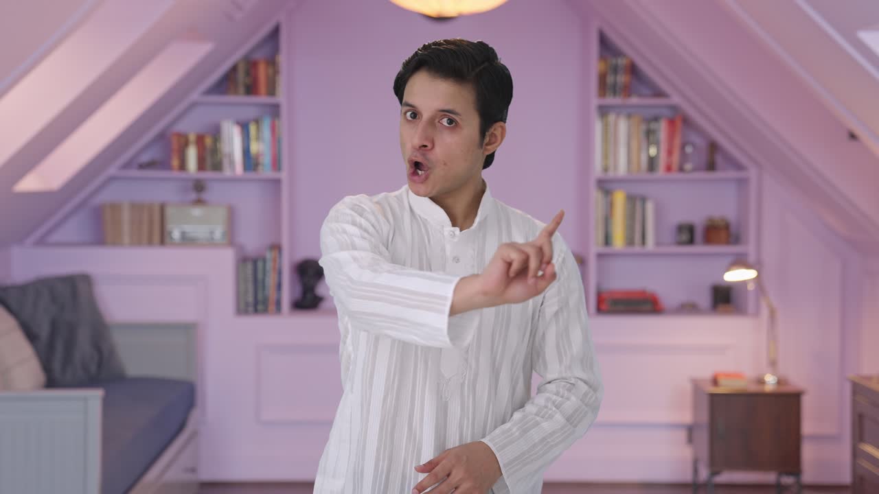 화난 인디언 남자가 멈추고 "아니요"라고 말합니다.