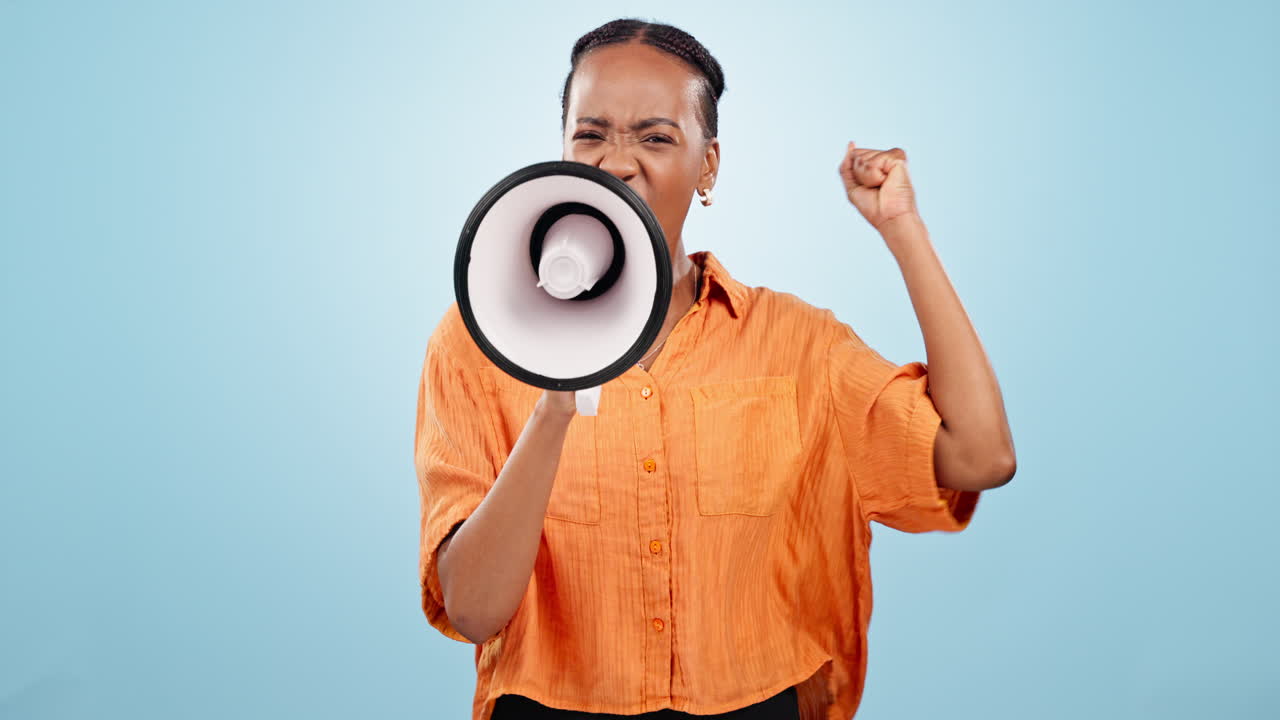 mujer, protesta y cara con megáfono en el estudio