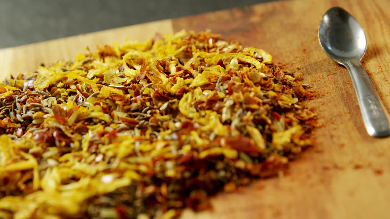 mezclar especias con cuchara tabla de madera 4k