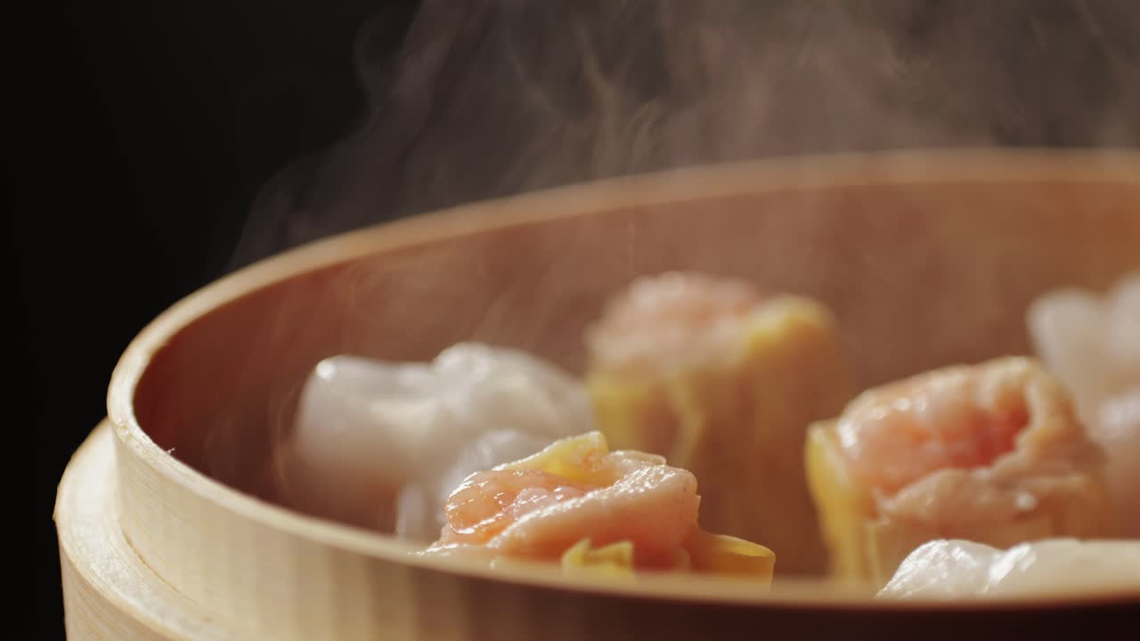 Pangsit Udang Kukus dalam Kukusan Bambu