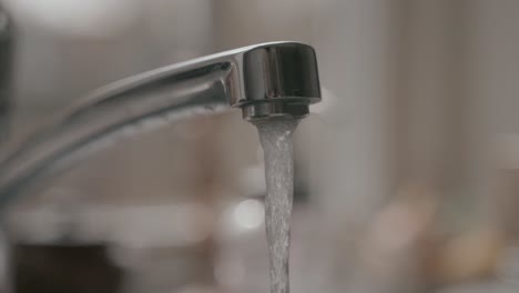 agua que fluye del fregadero en cámara lenta