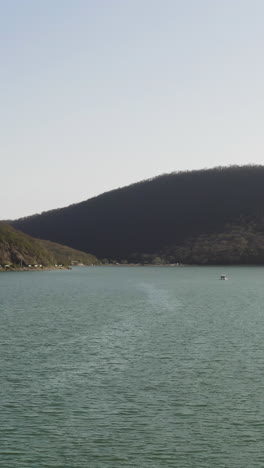 el lago de montaña sereno