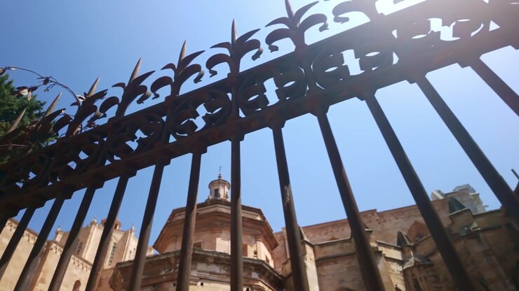 Tarragona Katedrali'nin önünde silüeti görünen ferforje çit