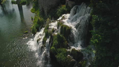 Pintoresca-Cascada-Que-Cae-En-Un-Río-Rodeado-De-Exuberante-Vegetación-En-Rastoke,-Croacia