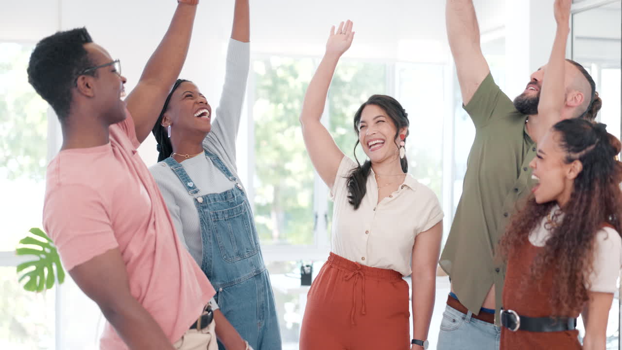 팀워크, 박수, 그리고 손을 들고 사업하는 사람들