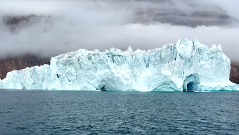 Vorbei-An-Einem-Großen-Eisberg-Im-Ostgrönländischen-Fjord