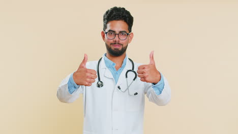 El-Doctor-Levanta-El-Pulgar-Hacia-Arriba,-Está-De-Acuerdo-O-Da-Una-Respuesta-Positiva,-Recomienda-El-Anuncio,-Le-Gusta-La-Buena-Idea.