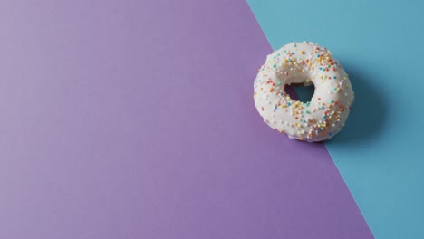 Video-De-Donut-Con-Glaseado-Sobre-Fondo-Morado-Y-Azul