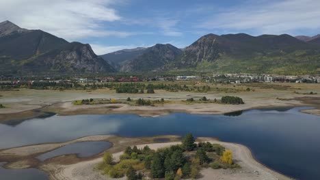 álamos-Temblones-En-Una-Isla-Antes-De-Las-Montañas-Rocosas