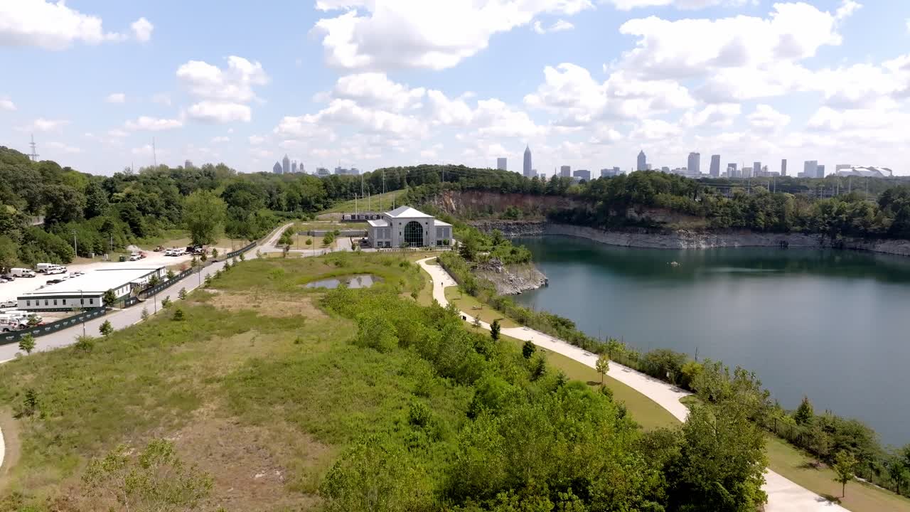 вестсайд резервуар парк с атлантой на заднем плане, джорджия, создание дронов