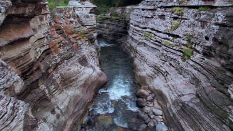 Cajones-de-chame-canyon-in-panama-with-flowing-river-and-rocky-cliffs,-aerial-view