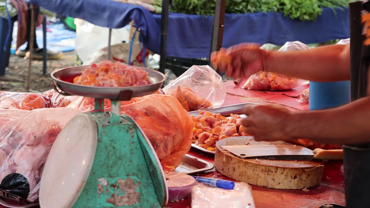비는 야외 시장 에서 음식 을 준비 하는 손 들