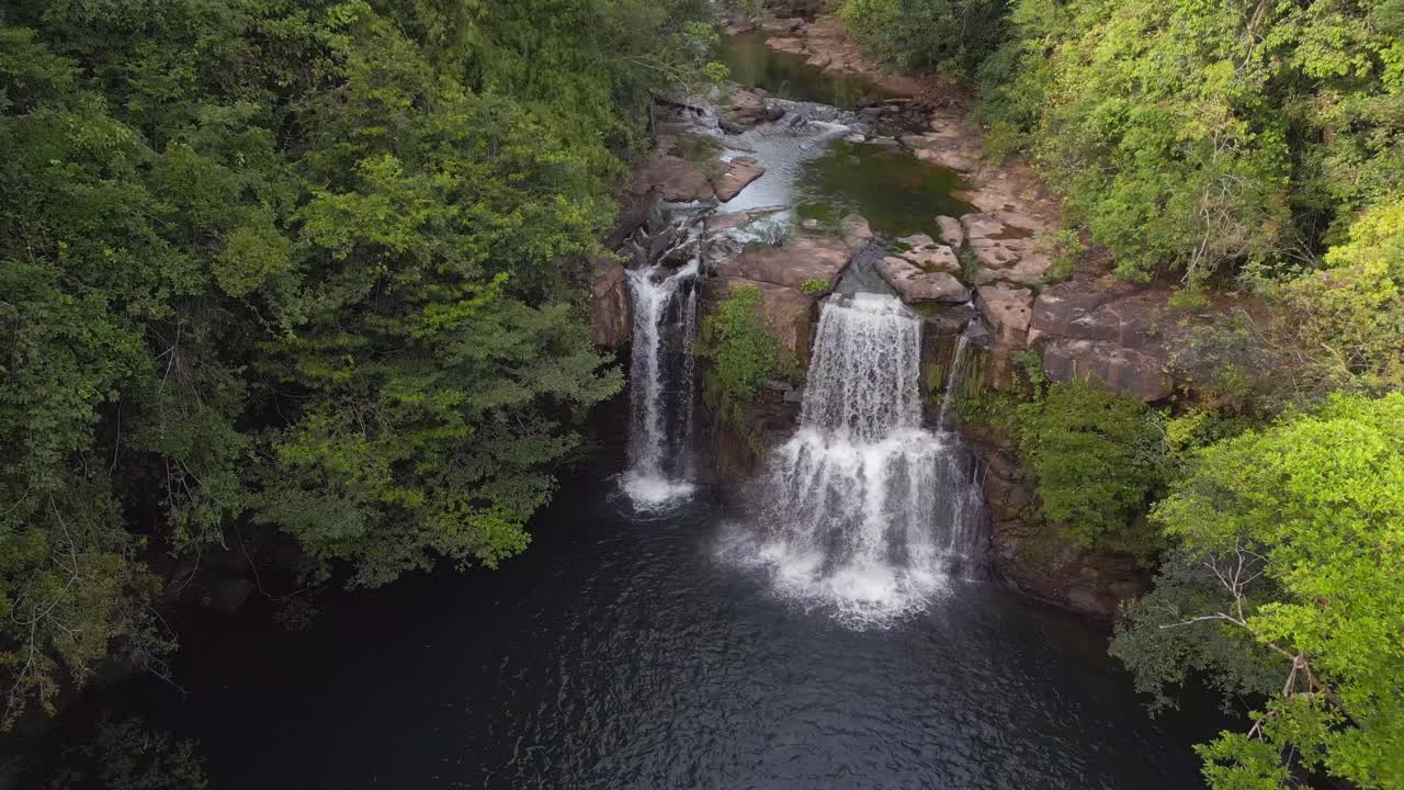 Voo suave de drone com vista aérea panorâmica de cachoeira em floresta primordial, Tailândia, Koh Kood, dia, dezembro de 2022