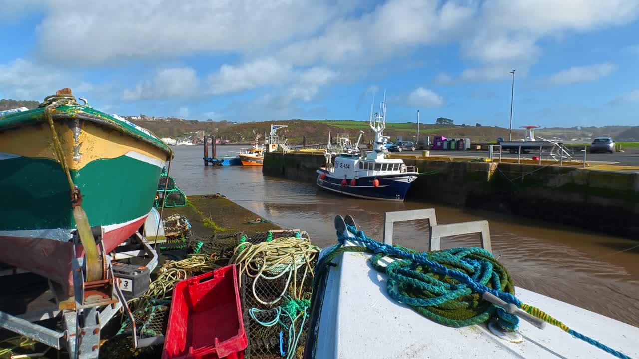 Vista sul porto di Passage East Waterford, piccolo villaggio di pescatori tradizionale nell'estuario di Waterford.