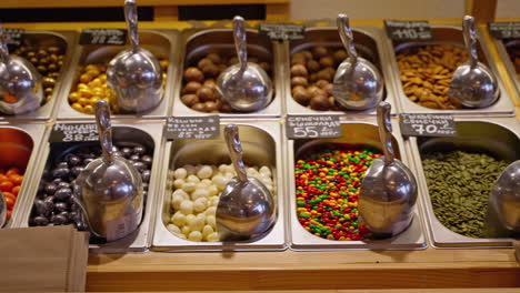 nueces a granel y caramelos expuestos en una tienda