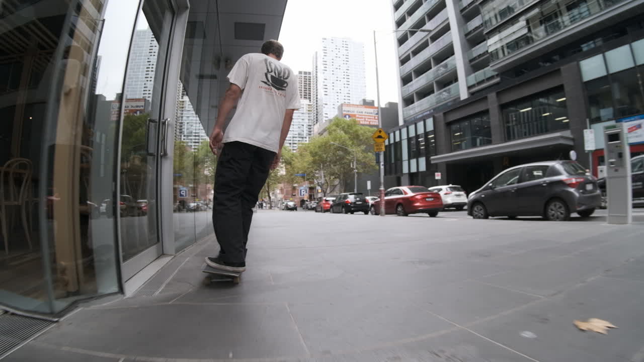 Skateboardåkning i centrala Melbourne CBD med pollare i slow motion