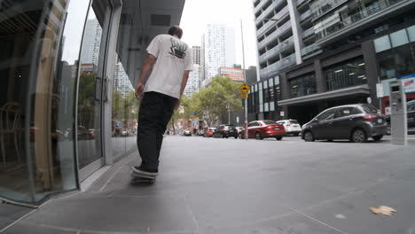 Skateboard-Fahren-In-Der-Innenstadt-Von-Melbourne-Cbd-Poller-In-Zeitlupe