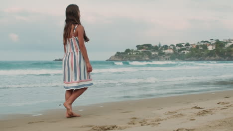 Unbeschwerte-Frau,-Die-Den-Sommerurlaub-An-Der-Küste-Genießt.-Mädchen,-Das-Am-Strand-Entlang-Geht.