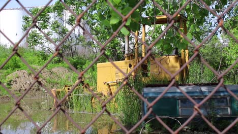 La-Excavadora-Se-Oxida-En-El-Agua-Después-De-Que-Una-Llanura-Aluvial-Se-Desborda-Y-Ya-No-Se-Puede-Utilizar