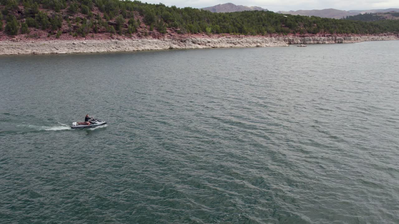 Ragazza in moto d'acqua nel bacino di Flaming Gorge nello Utah, vista aerea.