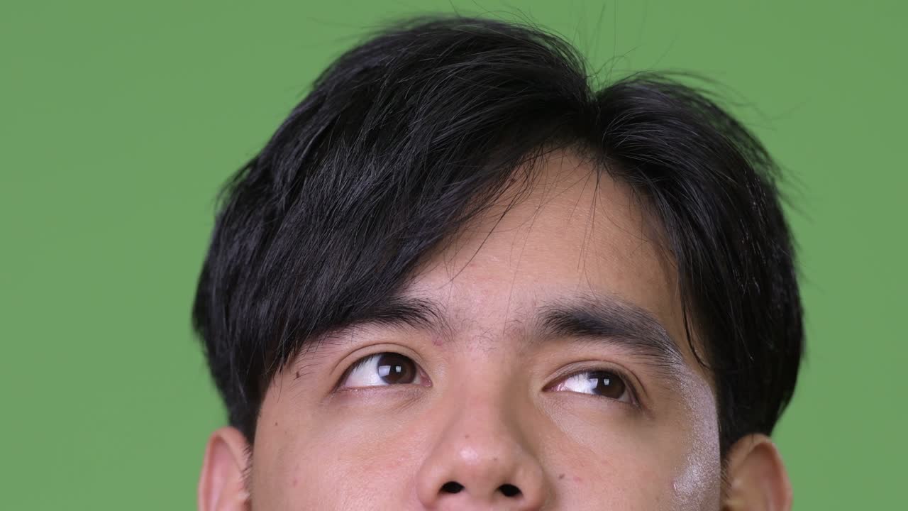 젊은 잘생긴 아시아 사업가 생각