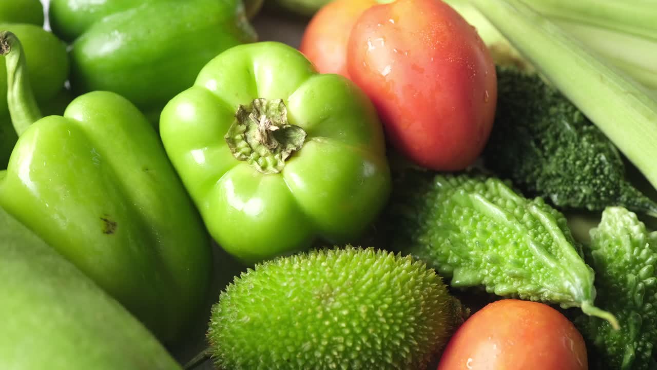 Variedade de Vegetais Verdes Frescos e Tomates