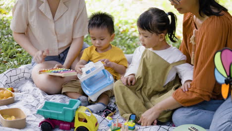 公園でピクニック中の家族