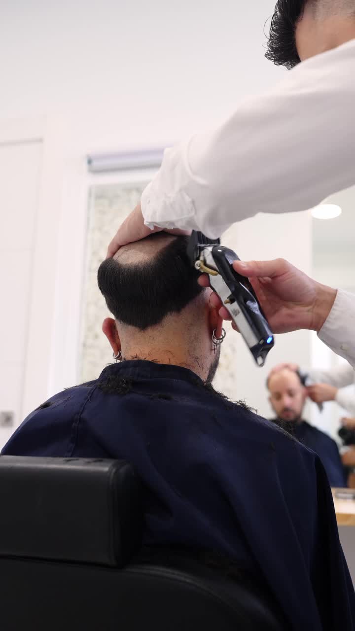 Klipning i en barbersalon