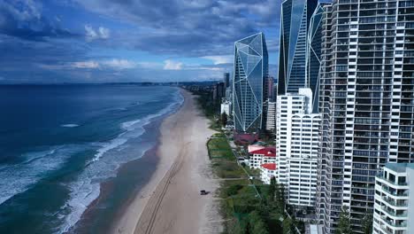 Blauer-Stundensonnenaufgang-Mit-Blick-Nach-Süden,-Der-Sich-über-Den-Apartments-Am-Strand-Erhebt