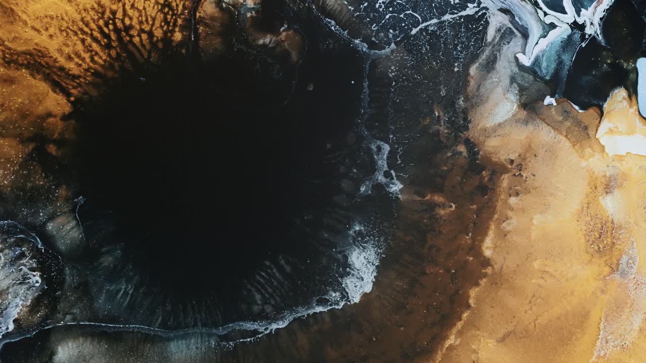 tinta húmeda, formaciones oceánicas, paisaje aéreo abstracto, explosión de tinta en rápida expansión