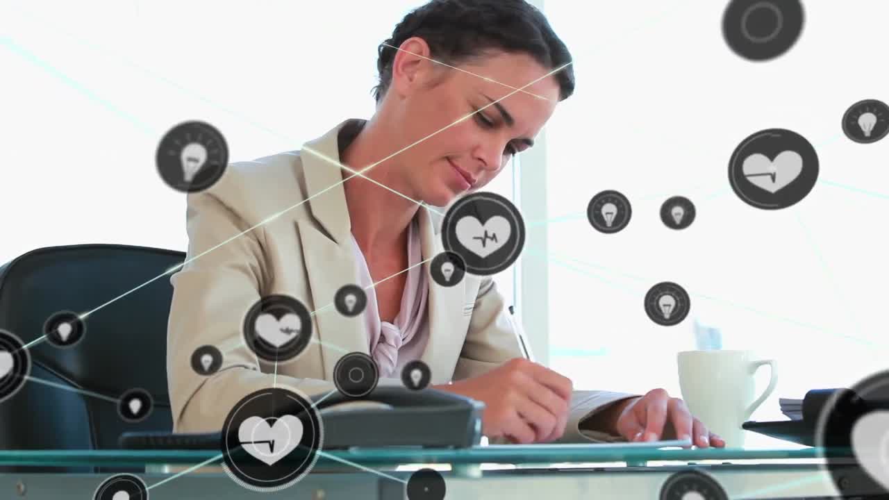 animación de iconos conectados, mujer caucásica escribiendo en un bloc de notas y sonriendo mientras mira a la cámara