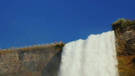 plataforma de observación en las cataratas del niágara