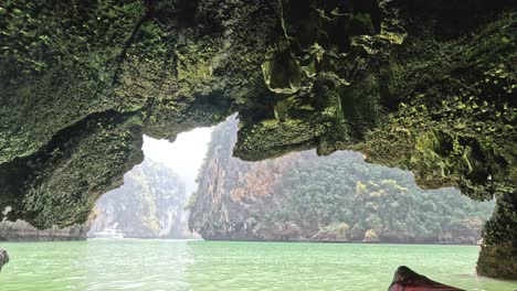 un barco atraviesa una vía fluvial a través de una cueva natural
