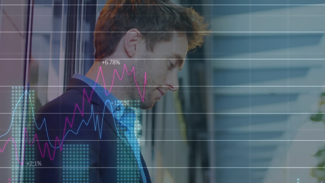 animación del procesamiento de datos estadísticos sobre un empresario caucásico que usa una tableta digital en la oficina