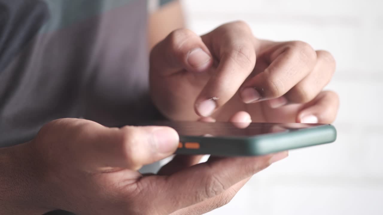 스마트폰을 사용하는 사람