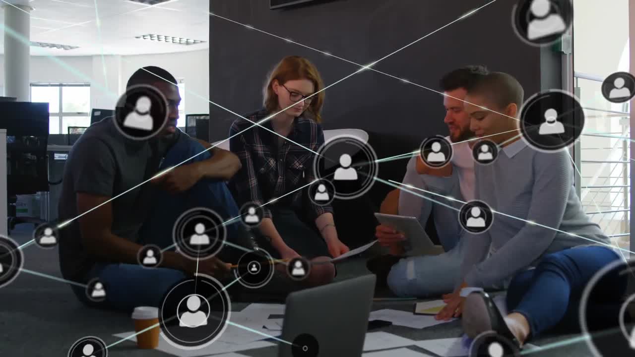 анимация сети икон профилей над различными коллегами, обсуждающими документы в офисе.