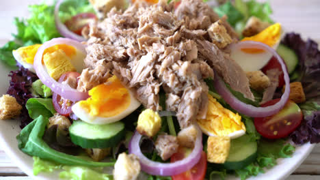 tuna with vegetable salad and eggs