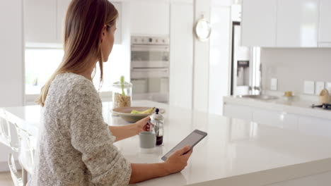 Mujer-Real-Usando-Tableta-Digital-En-Casa-Sirviendo-Café-Disfrutando-De-Un-Estilo-De-Vida-Relajante