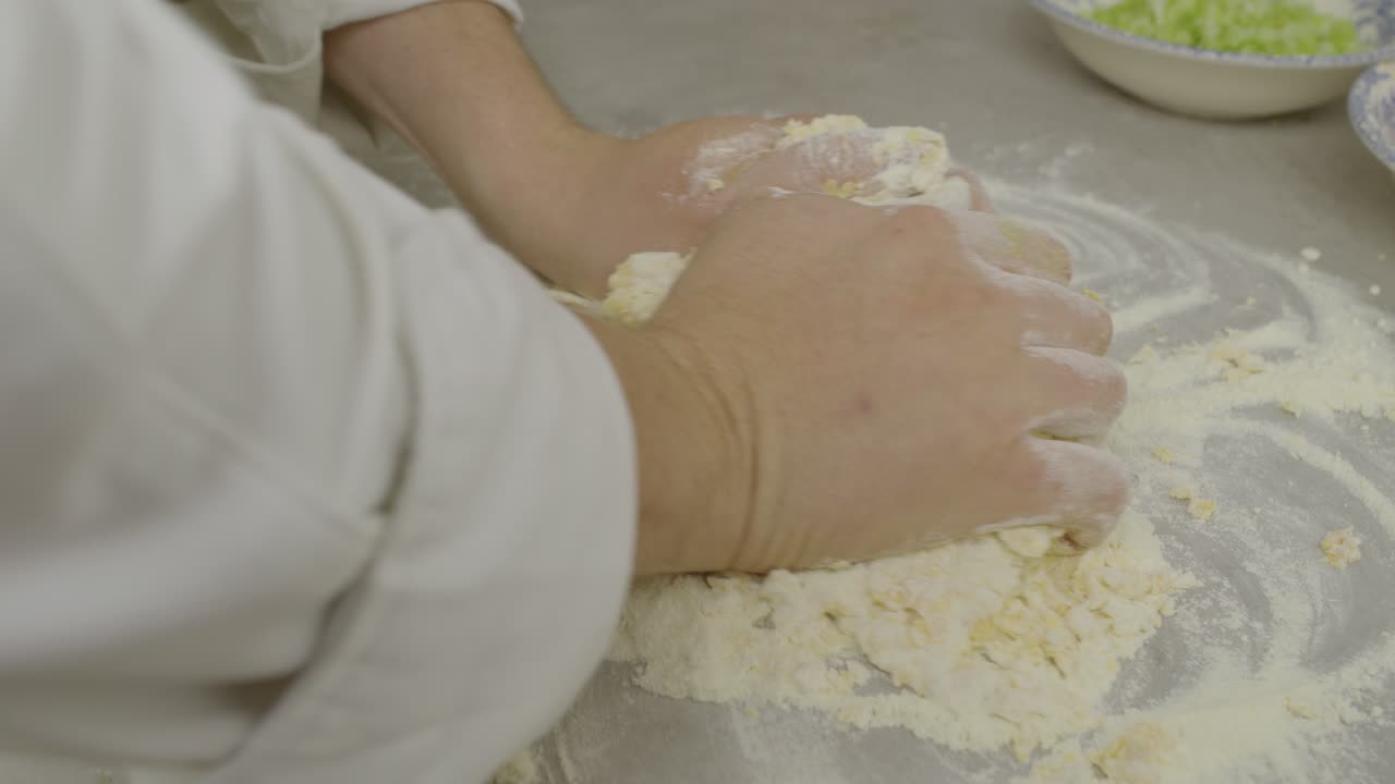 요리 식탁에 파스타 반죽 무릎을 꿇고